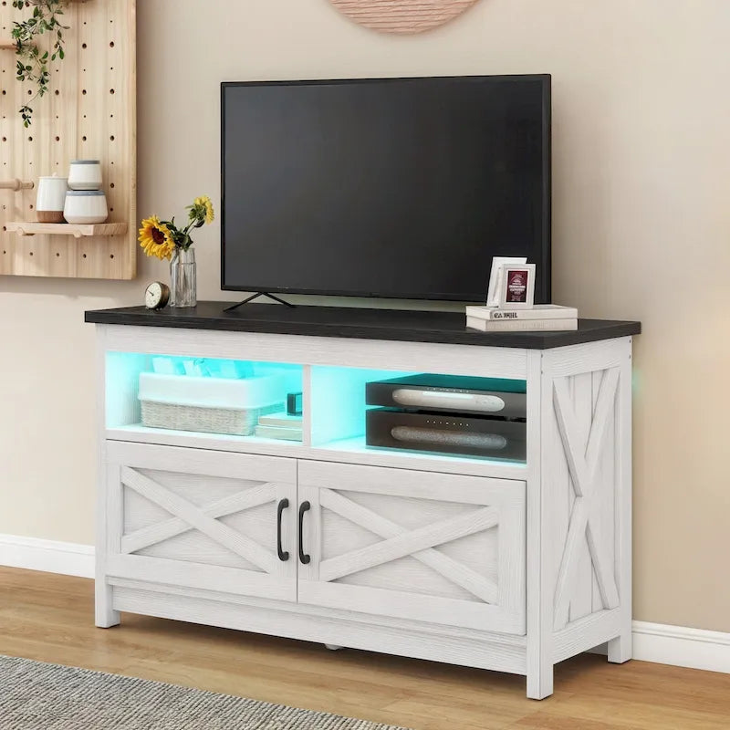 Meuble TV de style rustique pour téléviseurs jusqu'à 65 po avec portes, étagères ouvertes et prises de courant