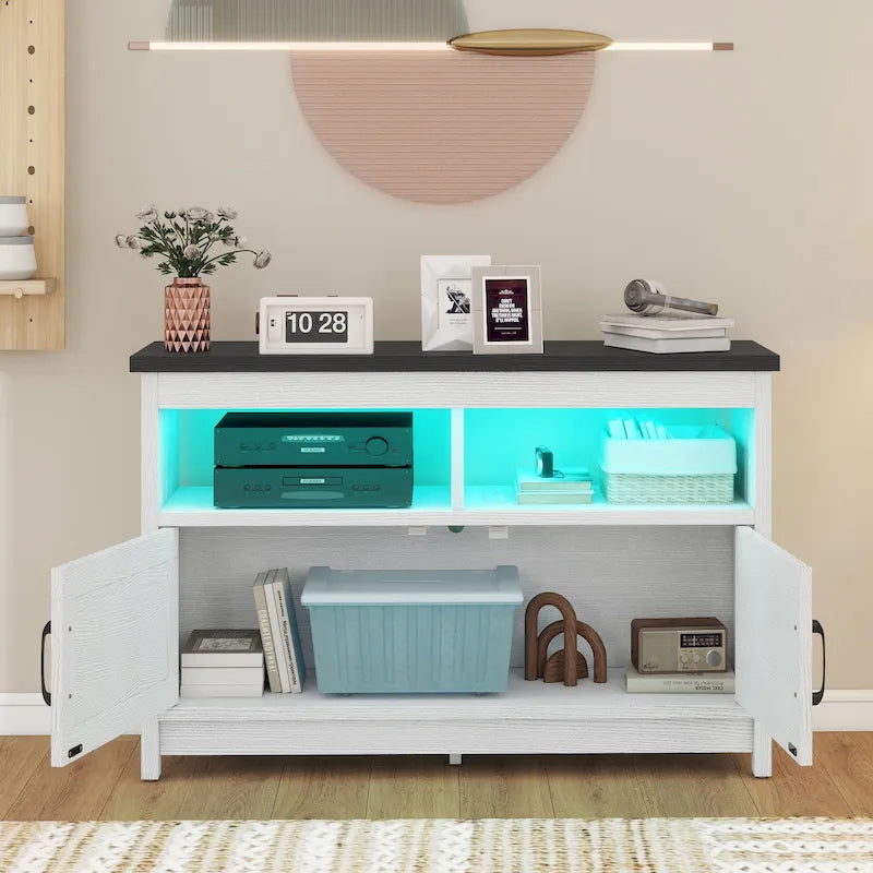 Meuble TV de style rustique pour téléviseurs jusqu'à 65 po avec portes, étagères ouvertes et prises de courant