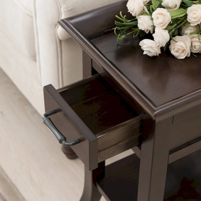 Table d'appoint traditionnelle en cerisier à bord plateau avec un tiroir et une étagère