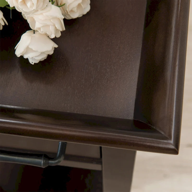 Table d'appoint traditionnelle en cerisier à bord plateau avec un tiroir et une étagère