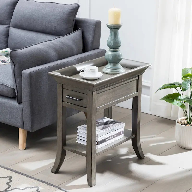 Table d'appoint traditionnelle en cerisier à bord plateau avec un tiroir et une étagère