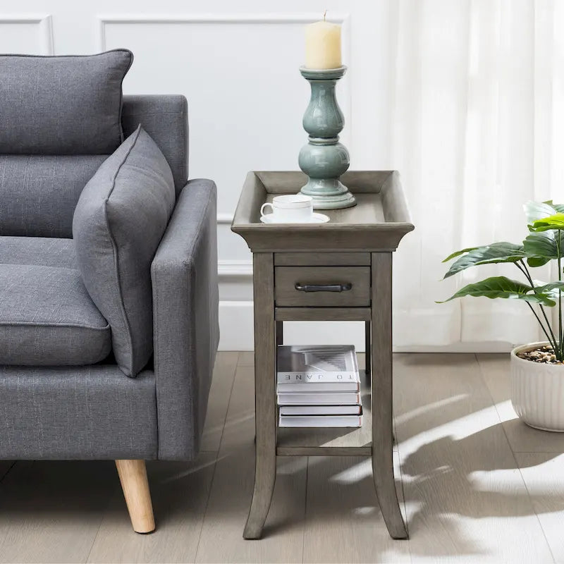 Table d'appoint traditionnelle en cerisier à bord plateau avec un tiroir et une étagère
