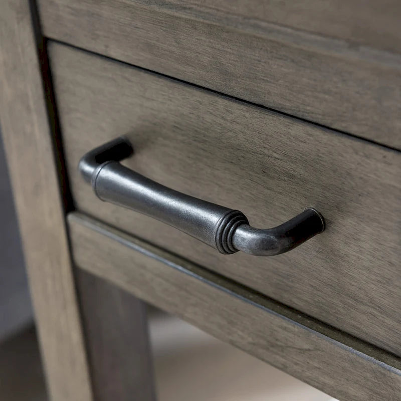 Table d'appoint traditionnelle en cerisier à bord plateau avec un tiroir et une étagère
