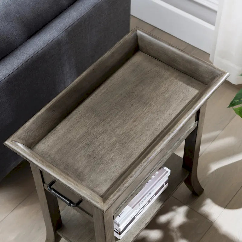 Table d'appoint traditionnelle en cerisier à bord plateau avec un tiroir et une étagère