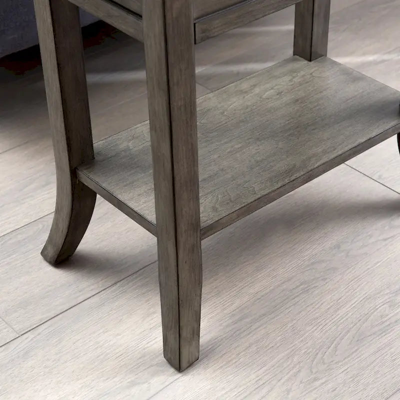 Table d'appoint traditionnelle en cerisier à bord plateau avec un tiroir et une étagère