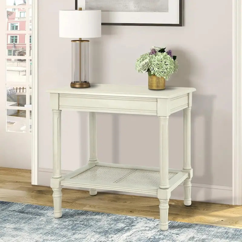 Table d'appoint crème avec étagère en rotin