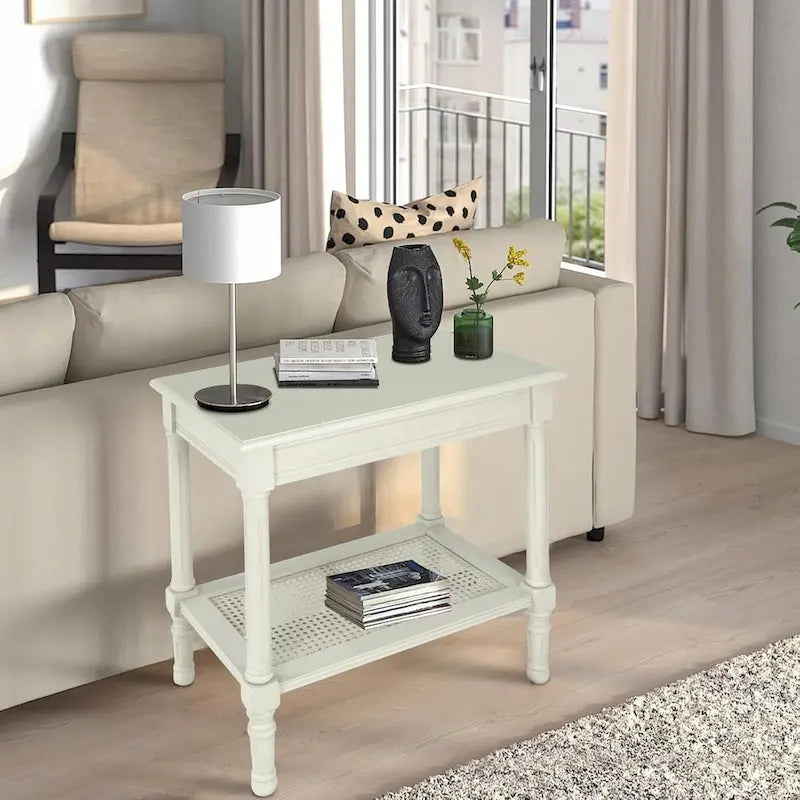 Table d'appoint crème avec étagère en rotin